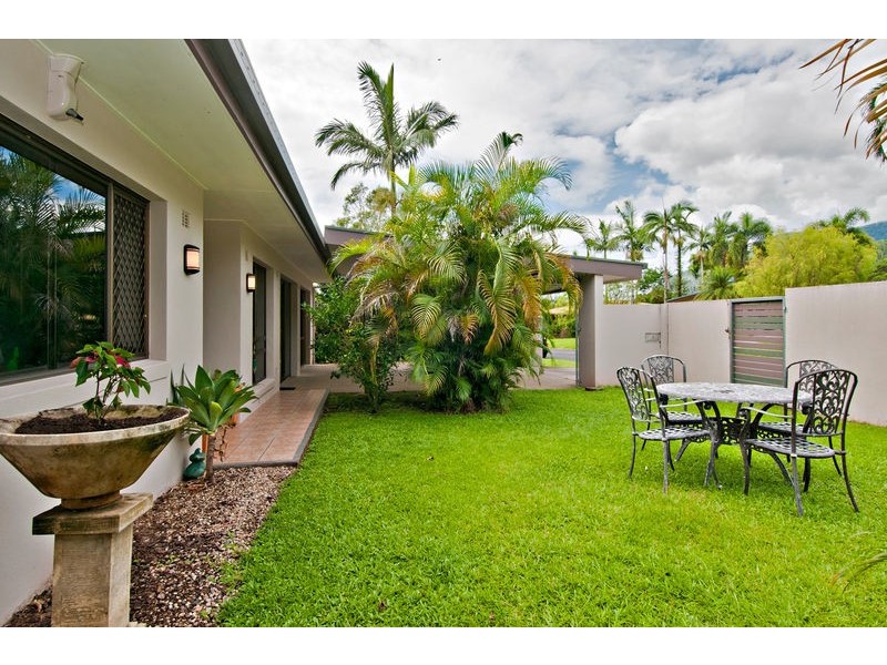 14 Hadrian Ave, Mooroobool QLD 4870