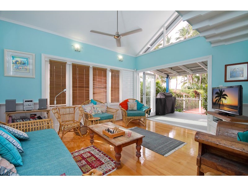 38 Hibiscus Lane, Holloways Beach QLD 4878