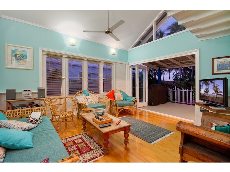 38 Hibiscus Lane, Holloways Beach QLD 4878