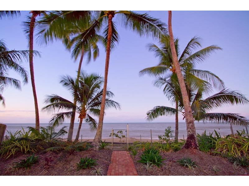 38 Hibiscus Lane, Holloways Beach QLD 4878