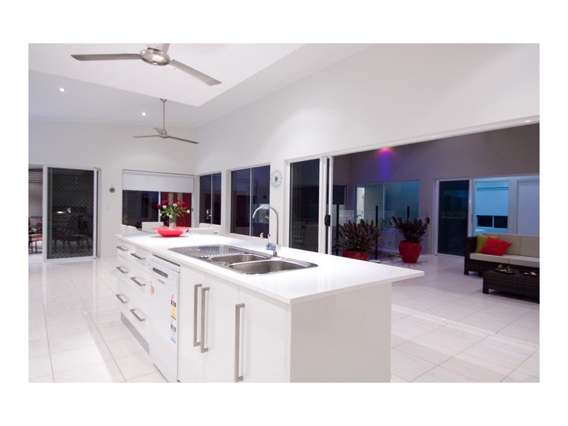 2 Carmelo Close, Whitfield QLD 4870