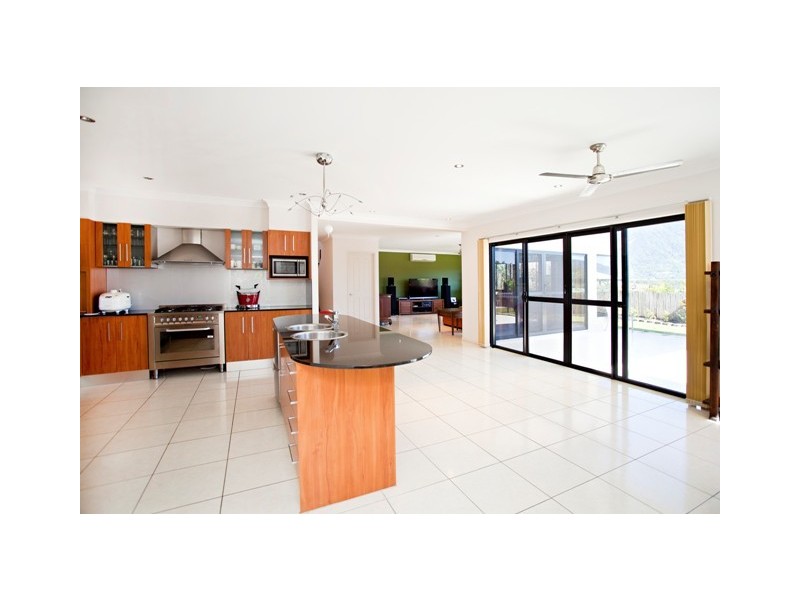 7 Chapel Close, Brinsmead QLD 4870