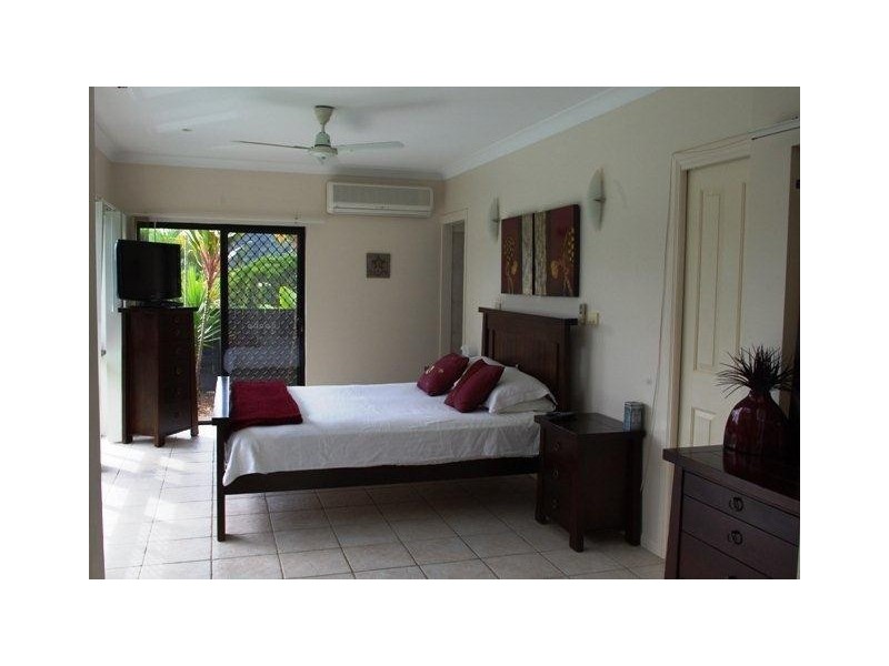 8 Mist Green Close, Brinsmead QLD 4870