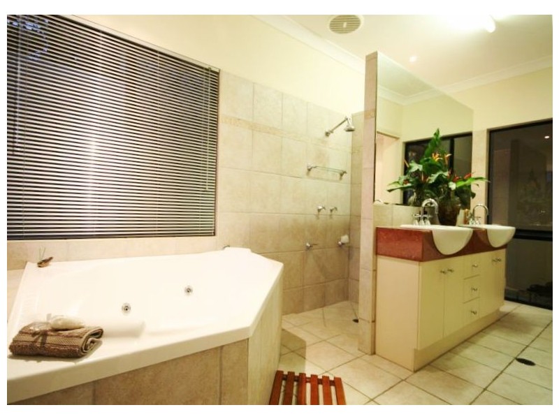 8 Mist Green Close, Brinsmead QLD 4870