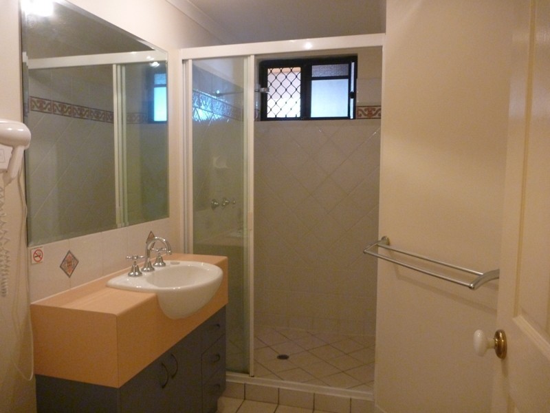 4/255 Lake Street, Cairns North QLD 4870