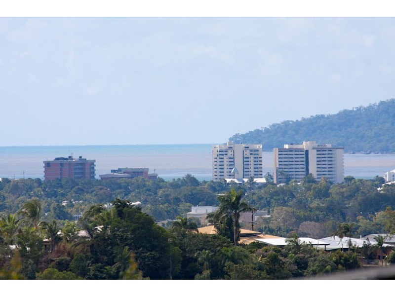 8 Julian Close, Mooroobool QLD 4870