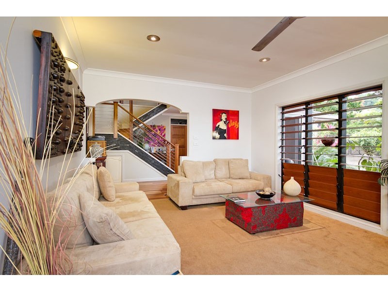 4 Rockton Place, Mooroobool QLD 4870