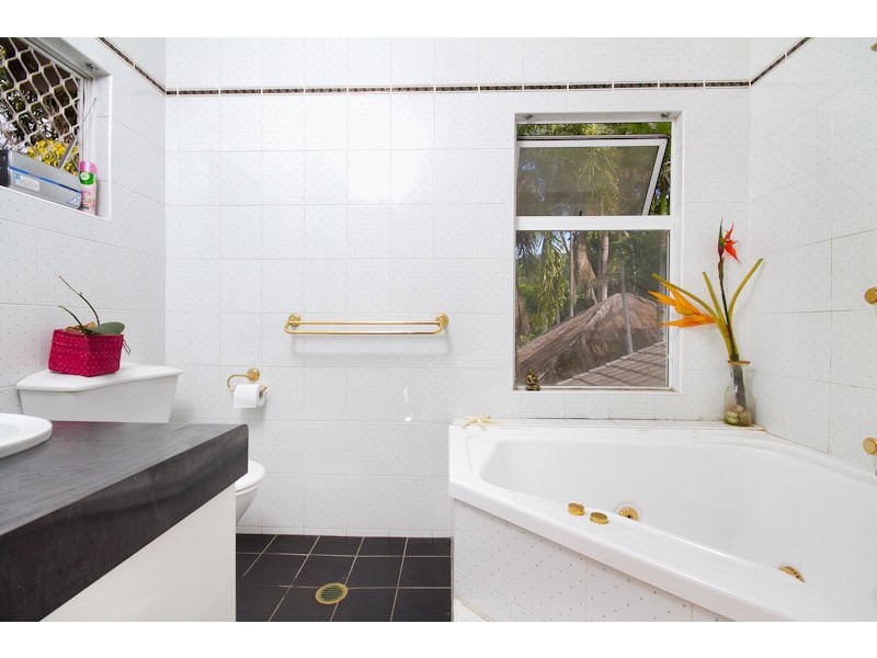 4 Rockton Place, Mooroobool QLD 4870