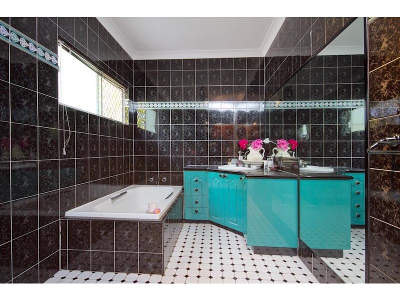 4 Rockton Place, Mooroobool QLD 4870