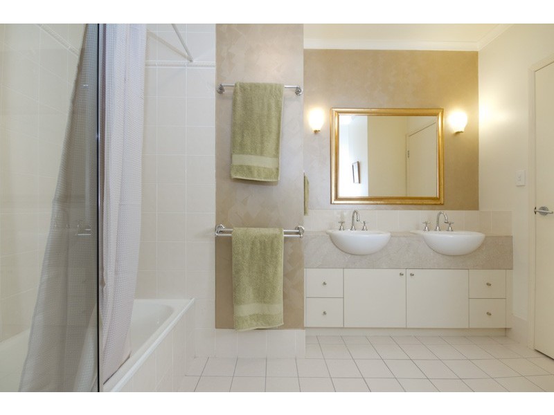 102/2  Greenslopes Street, Cairns North QLD 4870