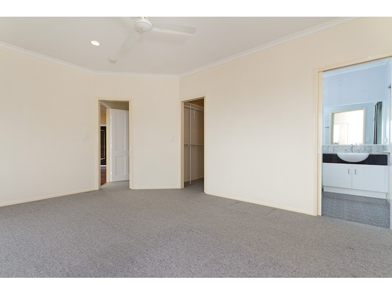 15 Guthrie Close, Bentley Park QLD 4869