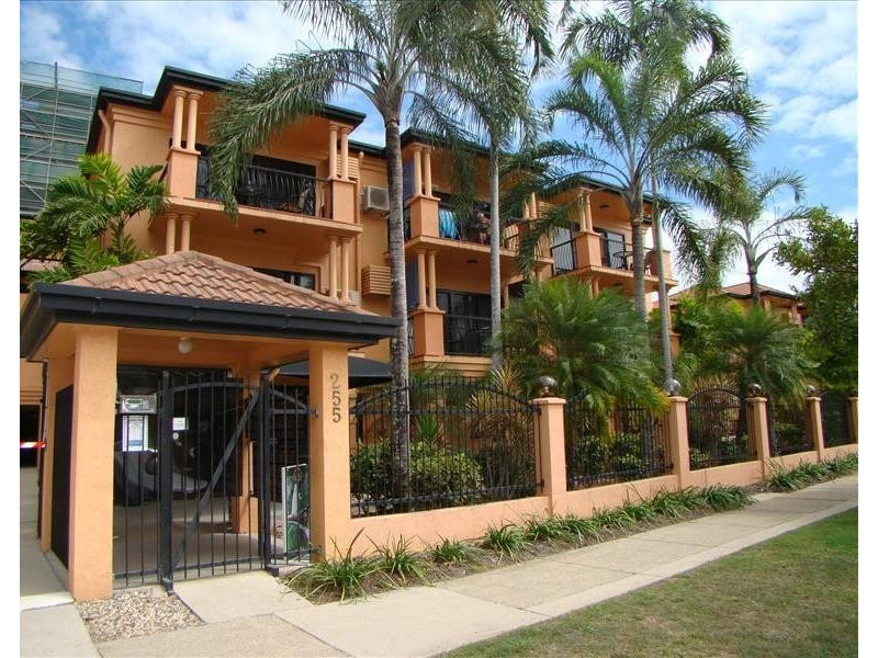 17/255 Lake Street, Cairns North QLD 4870