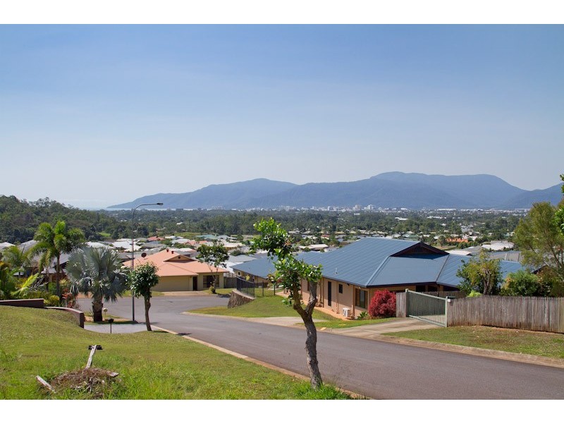8 Trumpeter Street, Kanimbla QLD 4870