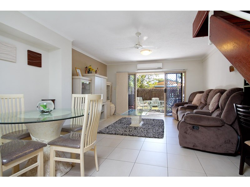 2/5 Charlotte Close, Woree QLD 4868