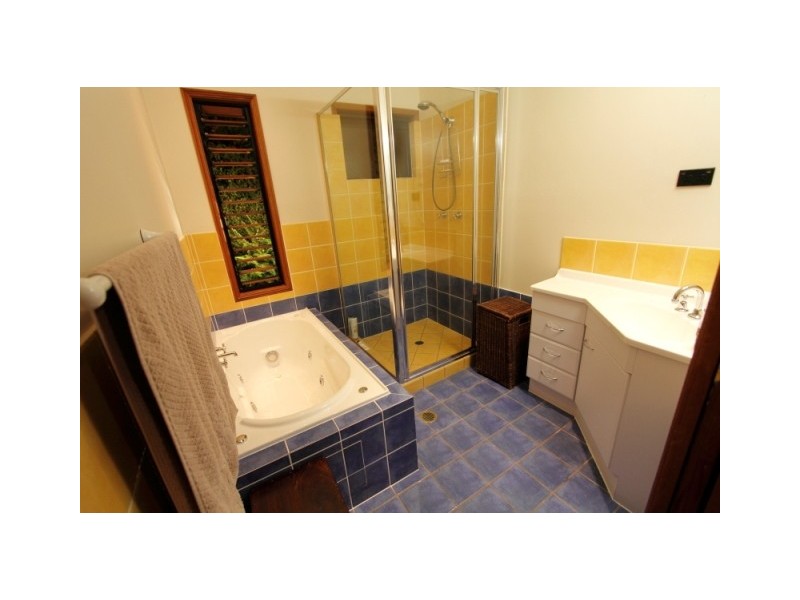 276  Robert Road, Bentley Park QLD 4869