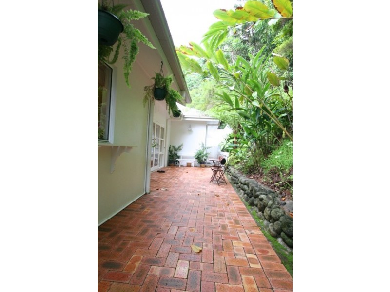 24 Oceanview Place, Mooroobool QLD 4870