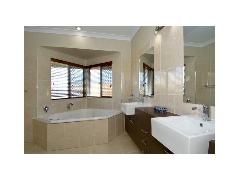 114 Springbrook Avenue, Redlynch QLD 4870