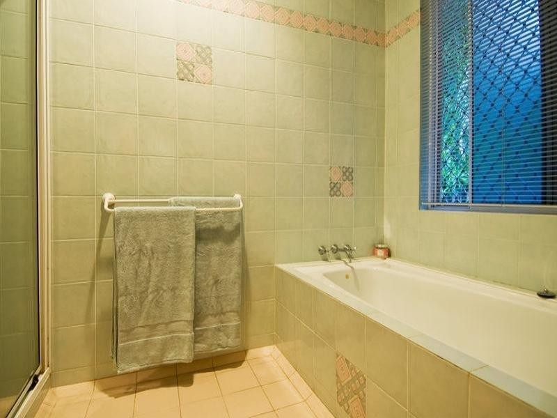 17 Olfersia Court, Mooroobool QLD 4870