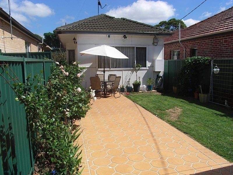 2E  Hillcrest, Greenacre NSW 2190