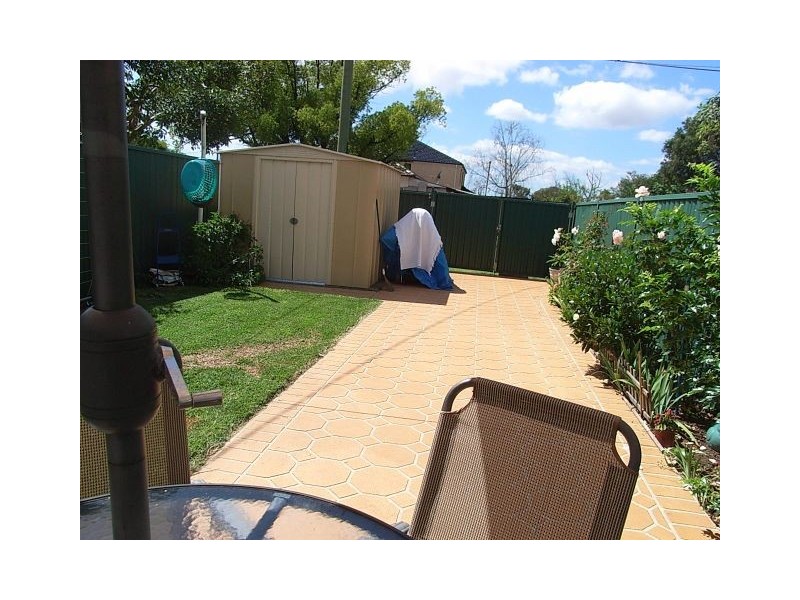 2E  Hillcrest, Greenacre NSW 2190