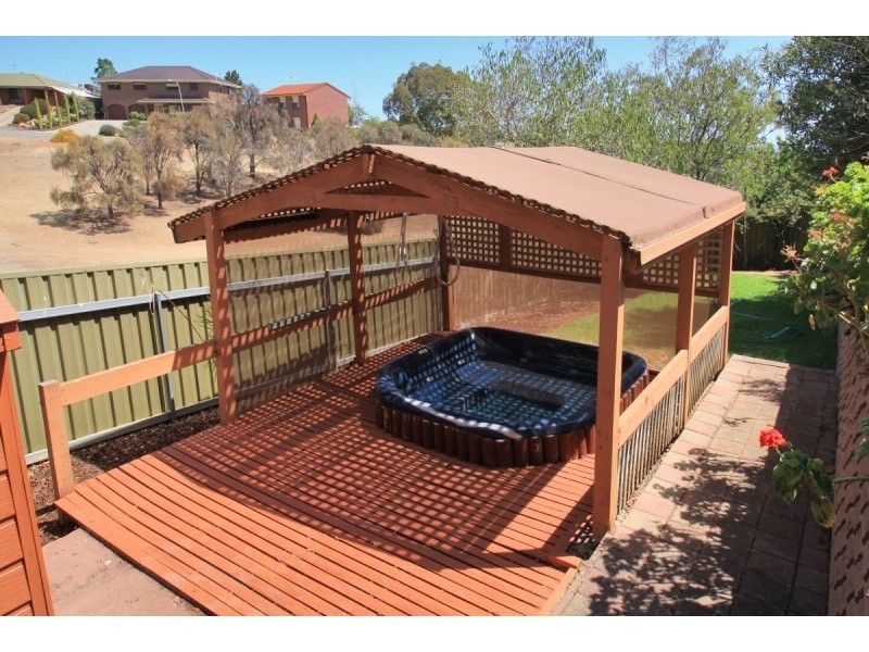 10 Luderitz Close, Hallett Cove SA 5158