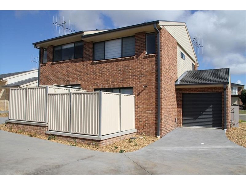 Unit 11 & 12 Julian Place, Yass NSW 2582