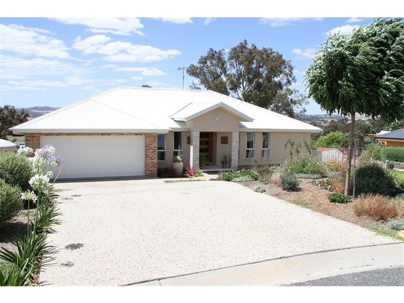 4 Clifton Place, Yass NSW 2582
