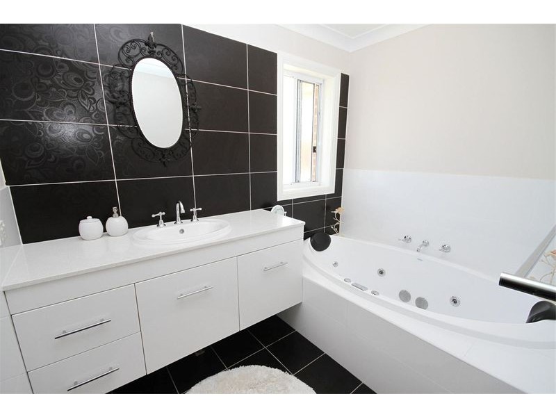 4 Clifton Place, Yass NSW 2582
