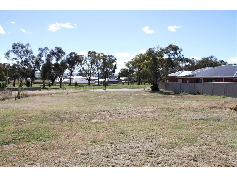 8 Burgess Place, Yass NSW 2582