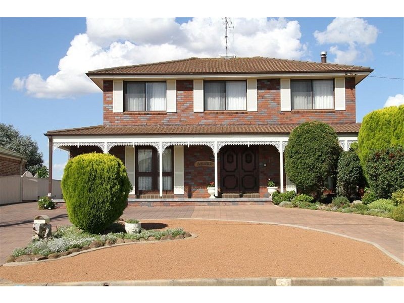16 Merriman Drive, Yass NSW 2582