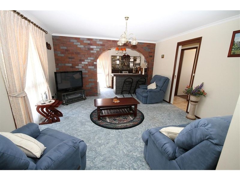 16 Merriman Drive, Yass NSW 2582