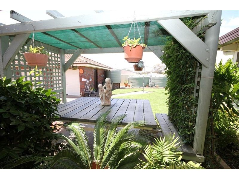 16 Merriman Drive, Yass NSW 2582