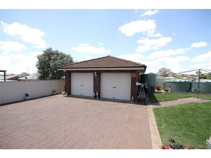 16 Merriman Drive, Yass NSW 2582