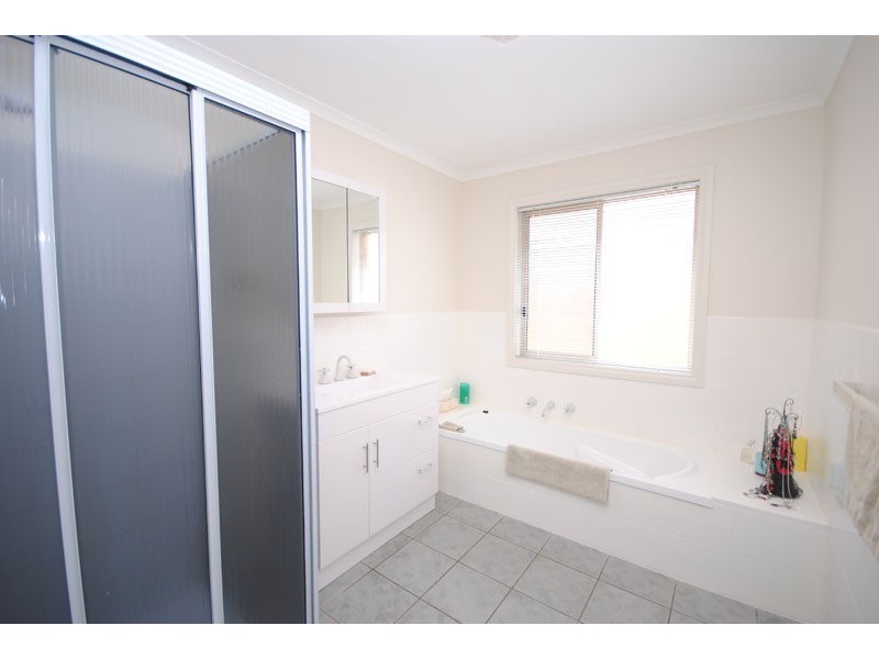 16 Connemara Court, Portland VIC 3305