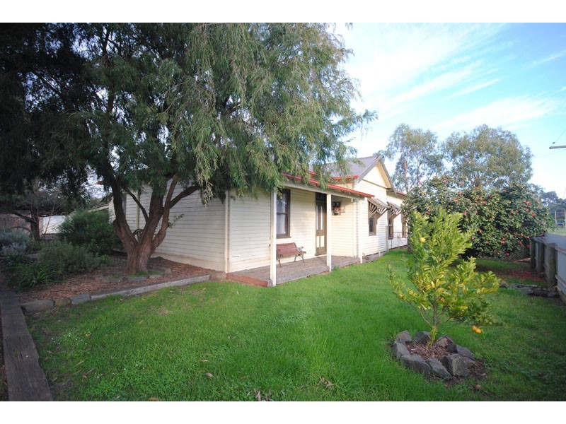8 Barclay Street  East, Heywood VIC 3304
