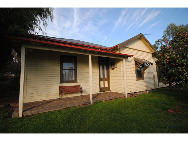 8 Barclay Street  East, Heywood VIC 3304