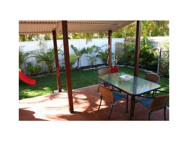 2 St Lucia Crescent, Kawana Island QLD 4575