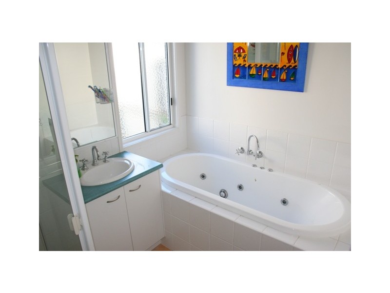 2 St Lucia Crescent, Kawana Island QLD 4575