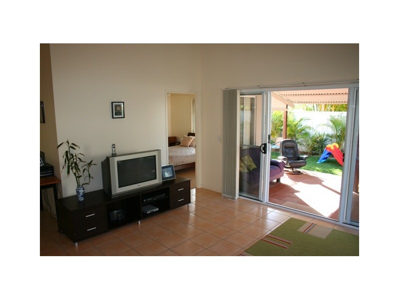 2 St Lucia Crescent, Kawana Island QLD 4575