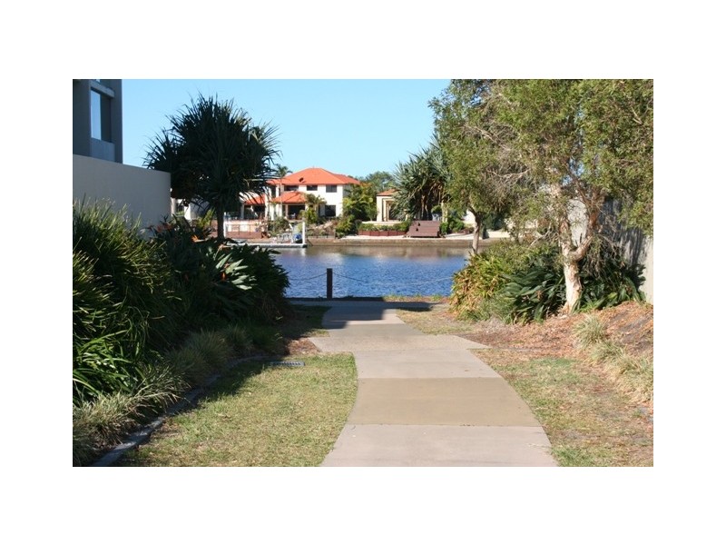 2 St Lucia Crescent, Kawana Island QLD 4575