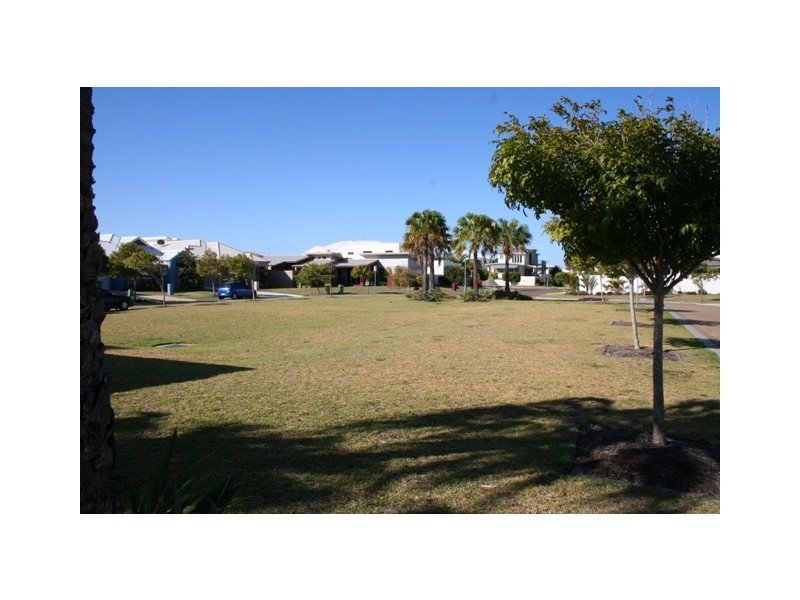 2 St Lucia Crescent, Kawana Island QLD 4575