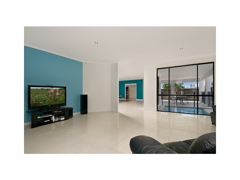1 Castaway Court, Kawana Island QLD 4575