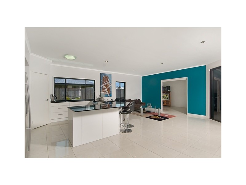 1 Castaway Court, Kawana Island QLD 4575