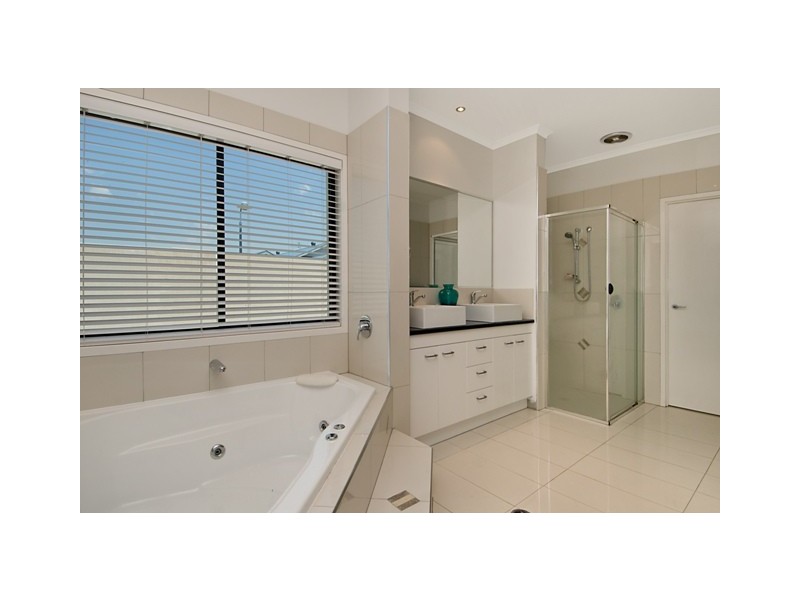 1 Castaway Court, Kawana Island QLD 4575