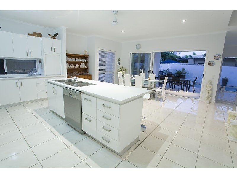 12 Tarawa Street, Kawana Island QLD 4575