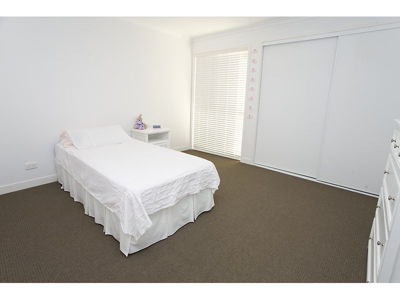12 Tarawa Street, Kawana Island QLD 4575