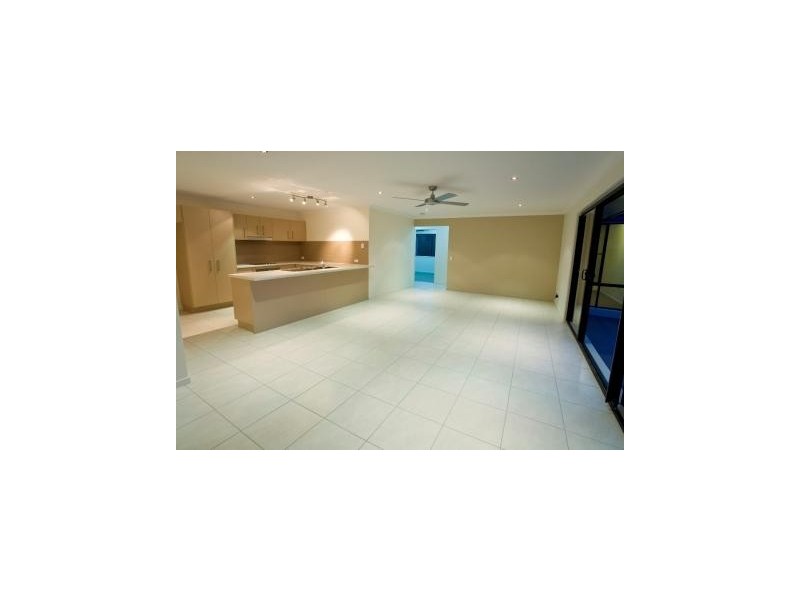 2/ 126 Grand Parade, Parrearra QLD 4575