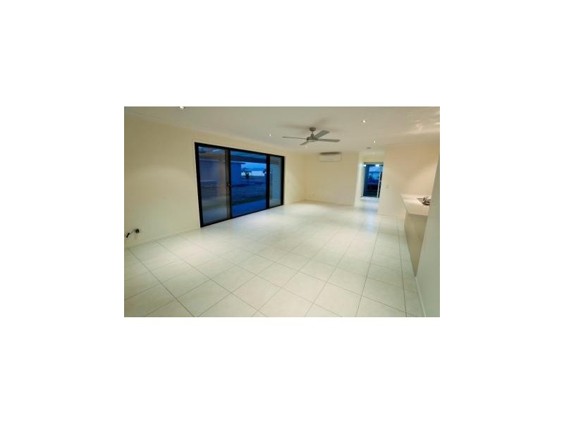 2/ 126 Grand Parade, Parrearra QLD 4575