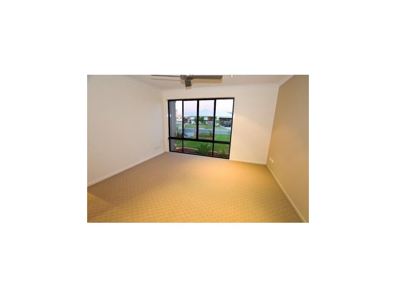 2/ 126 Grand Parade, Parrearra QLD 4575