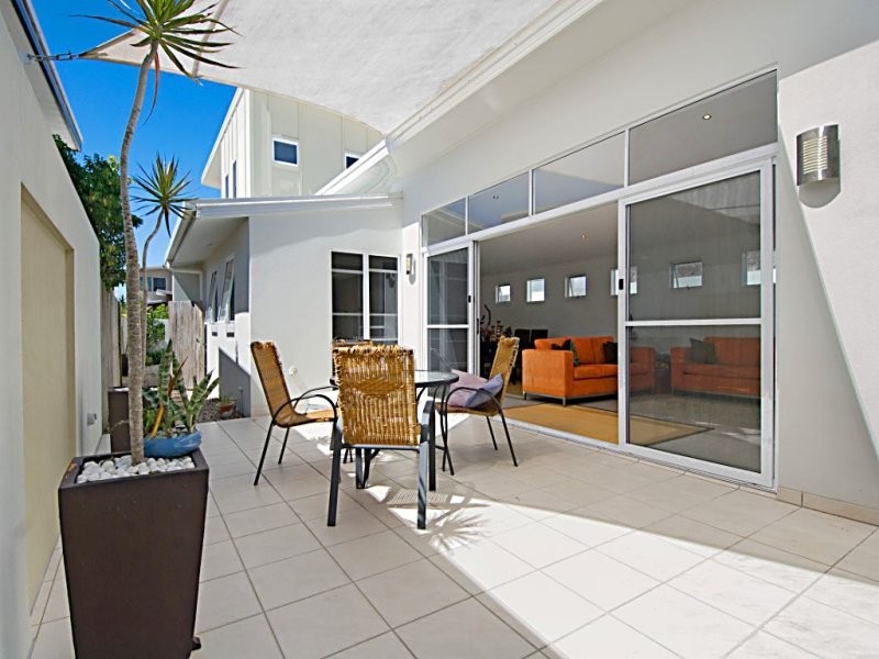 2 Komodo Court, Kawana Island QLD 4575